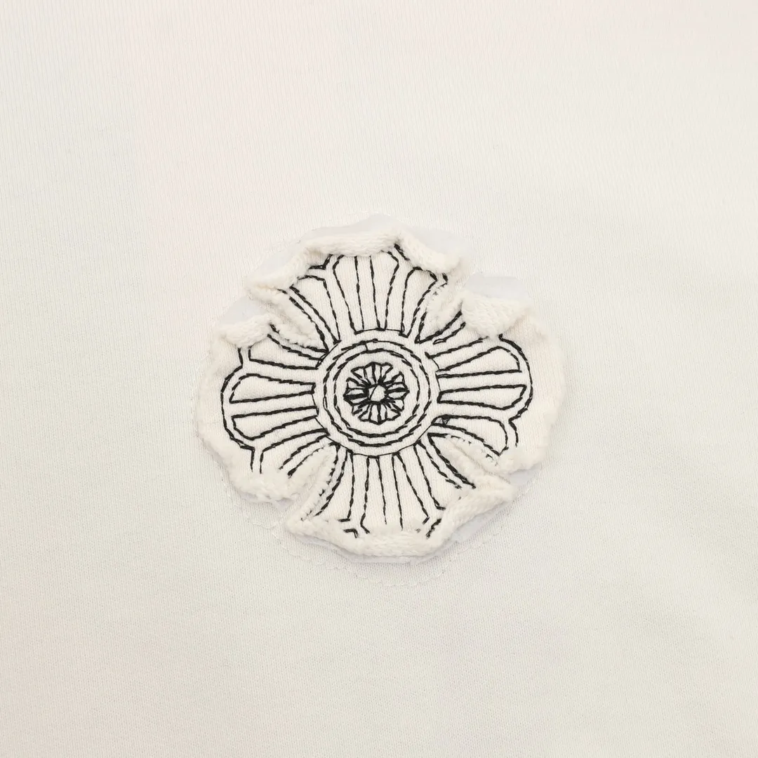 P580 Chrome Hearts/Chrome Hearts Heavy Industry Cross Logo Patch Embroidery Washed Burnt Flower Hooded Sweater Made of 430g pure cotton sweatshirt fabric with double yarns. The fabric is woven with double yarns and twisted together. It is 40% stronger than single yarn and forms a three-dimensional texture similar to the texture of tripe. It not only maintains the moisture absorption and breathability of pure cotton, but also achieves softness and non-collapse through double-strand thickening. Laser burnt patch embroidery. Frayed process Micro-label patch on the chest Large logo cross pattern on the back Heavy-duty laser burnt three-dimensional patch embroidery pattern design Washed and frayed The overall garment presents a lazy style Whether it is daily outings or sports and fitness, you can show your trendy attitude and become the focus of the street Complete with three logos OS loose fit Color: Washed black, Washed white Size: S-XL